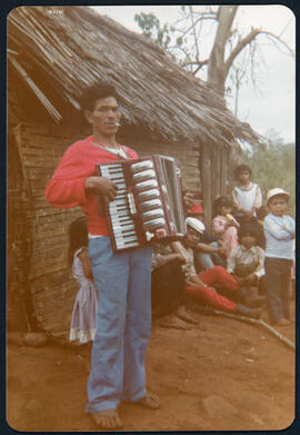 Festa Kaingang na comunidade Péi-Kãr. Autor: SIMONIAN, Lígia Terezinha Lopes.