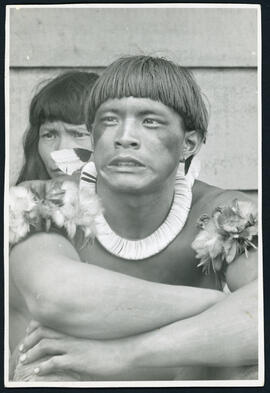 Indígena Kamaiurá em ritual de passagem Kuarup, na região do rio Xingú - MT. Autor: LÖW, Udo.