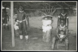 Guarda do tronco dos indígenas Kamaiurá, em ritual de passagem Kuarup, na região do rio Xingú - MT. Autor: LÖW, Udo.