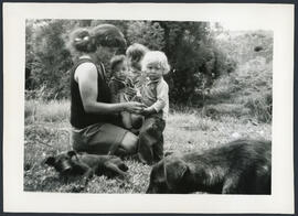 Mãe Kaingang com seu filho e crianças. Autor: SIMONIAN, Lígia Terezinha Lopes.