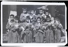 Indígenas em cerimônia católica de primeira comunhão.