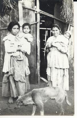 Mulheres indígenas Kaingang com suas crianças.