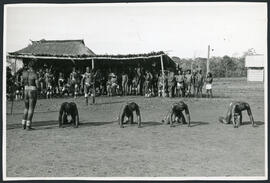 Abertura da luta dos indígenas Kamaiurá, em ritual de passagem Kuarup, na região do rio Xingú - MT. Autor: LÖW, Udo.