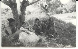 Indígenas em momento de descanso durante a venda de artesanato. Autor: SIMONIAN, Lígia Terezinha Lopes.