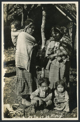 Mulheres e crianças indígenas Kaingang. Autor: Schlemberger