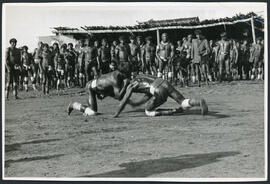 Luta "Huka Huka" dos indígenas Kamaiurá, em ritual de passagem Kuarup, na região do rio Xingú - MT. Autor: LÖW, Udo.