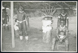 Guarda do tronco dos indígenas Kamaiurá, em ritual de passagem Kuarup, na região do rio Xingú - MT. Autor: LÖW, Udo.