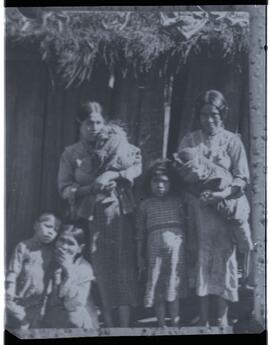 Mulheres e crianças indígenas Kaingang. Autor: Schlemberger
