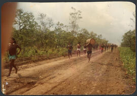 Indígenas Xavantes em corrida com tora de Buriti. Autora: SILVEIRA, Kátia Coimbra da.