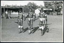 Apresentação dos chefes indígenas Kamaiurá, em ritual de passagem Kuarup, na região do rio Xingú - MT. Autor: LÖW, Udo.