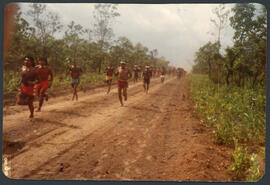 Indígenas Xavantes em corrida com tora de Buriti. Autora: SILVEIRA, Kátia Coimbra da.