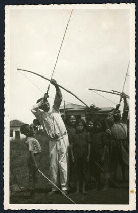 Crianças indígenas em prática de arco e flecha.