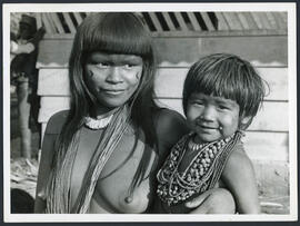 Moça e criança indígenas Kamaiurá, no Rio Coluene e Xingú, Mato Grosso (MT). Autor: LÖW, Udo.