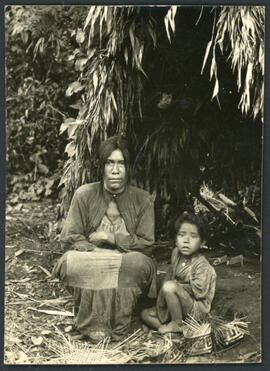 Mulher indígena Kaingang de Nonoai-RS com o filho em Iraí-RS. Autor: Schlemberger.