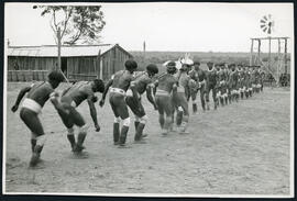 Indígenas Kamaiurá em dança no ritual de passagem Kuarup, na região do rio Xingú - MT. Autor: LÖW, Udo.