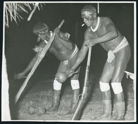 Canto e dança dos indígenas Kamaiurá, em ritual de passagem Kuarup, na região do rio Xingú - MT. Autor: LÖW, Udo.