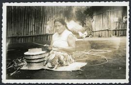 Mulher indígena Kaingang produzindo cestaria. Autor: SIMONIAN, Lígia Terezinha Lopes.